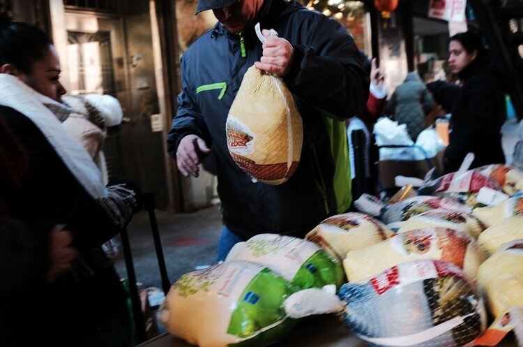 New Yorkers receive groceries at the Reaching Out Community Services food pantry in 2017, in the Brooklyn borough of New York City. (Spencer Platt/Getty Images)