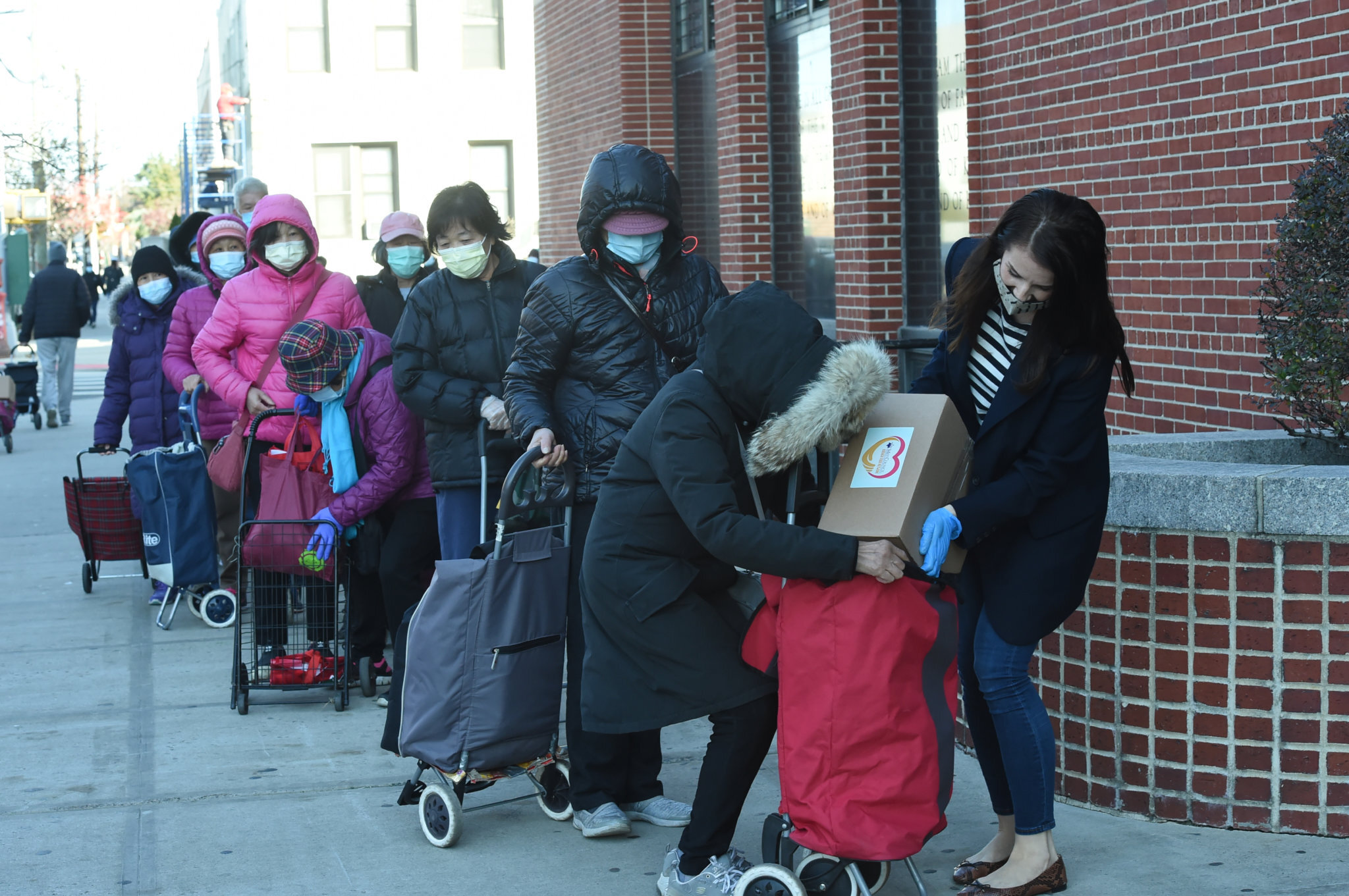 Food for Thanksigiving was given out by students and parents of St. Peter’s Catholic Academy in Bensonhurst, Brooklyn this afternoon, supplied by Met Council. (Photo by Todd Maisel)