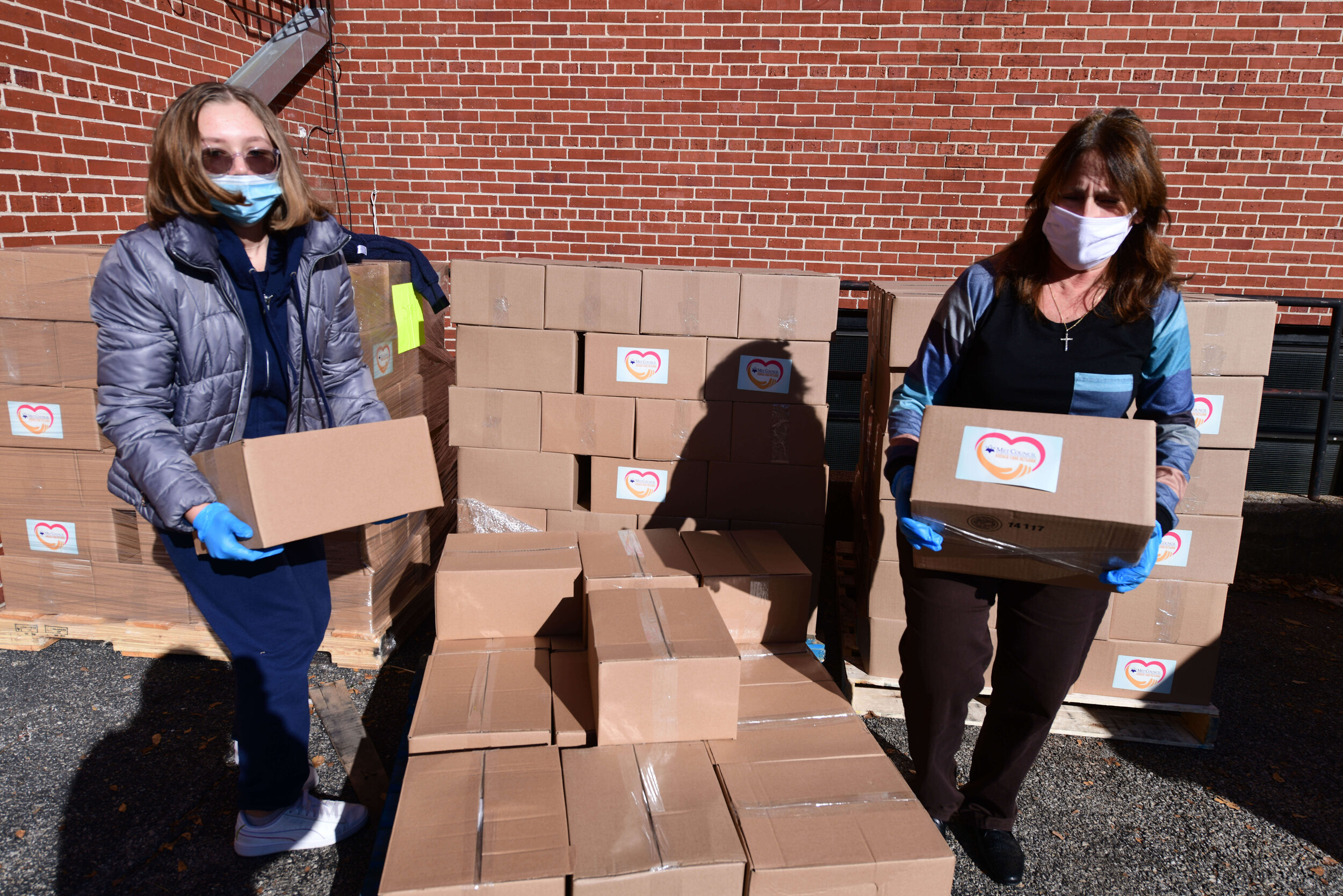 Food for Thanksgiving was given out by students and parents of St. Peter’s Catholic Academy in Bensonhurst, Brooklyn this afternoon, supplied by Met Council. (Photo by Todd Maisel)
