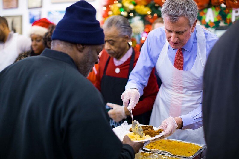 Mayor de Blasio serves food (photo: Benjamin Kanter/Mayoral Photo Office)