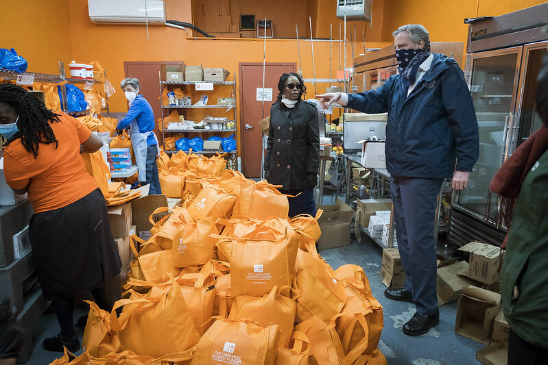 De Blasio visits a food pantry in Brooklyn (photo: Ed Reed/Mayoral Photography Office)