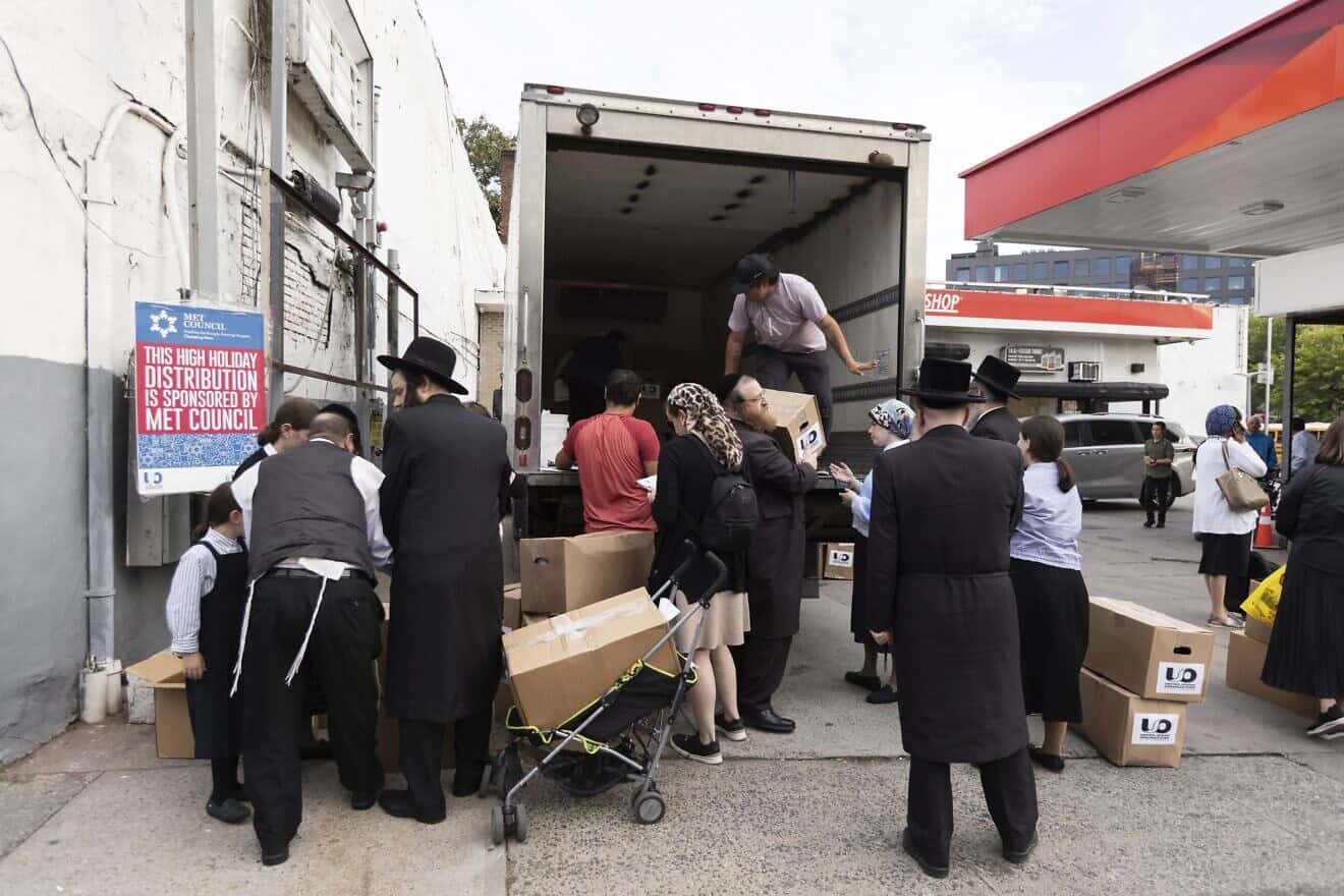 Jewish families receive packages of food for the High Holidays, distributed by the Metropolitan Council on Jewish Poverty, September 2024. Credit: Courtesy of Met Council.