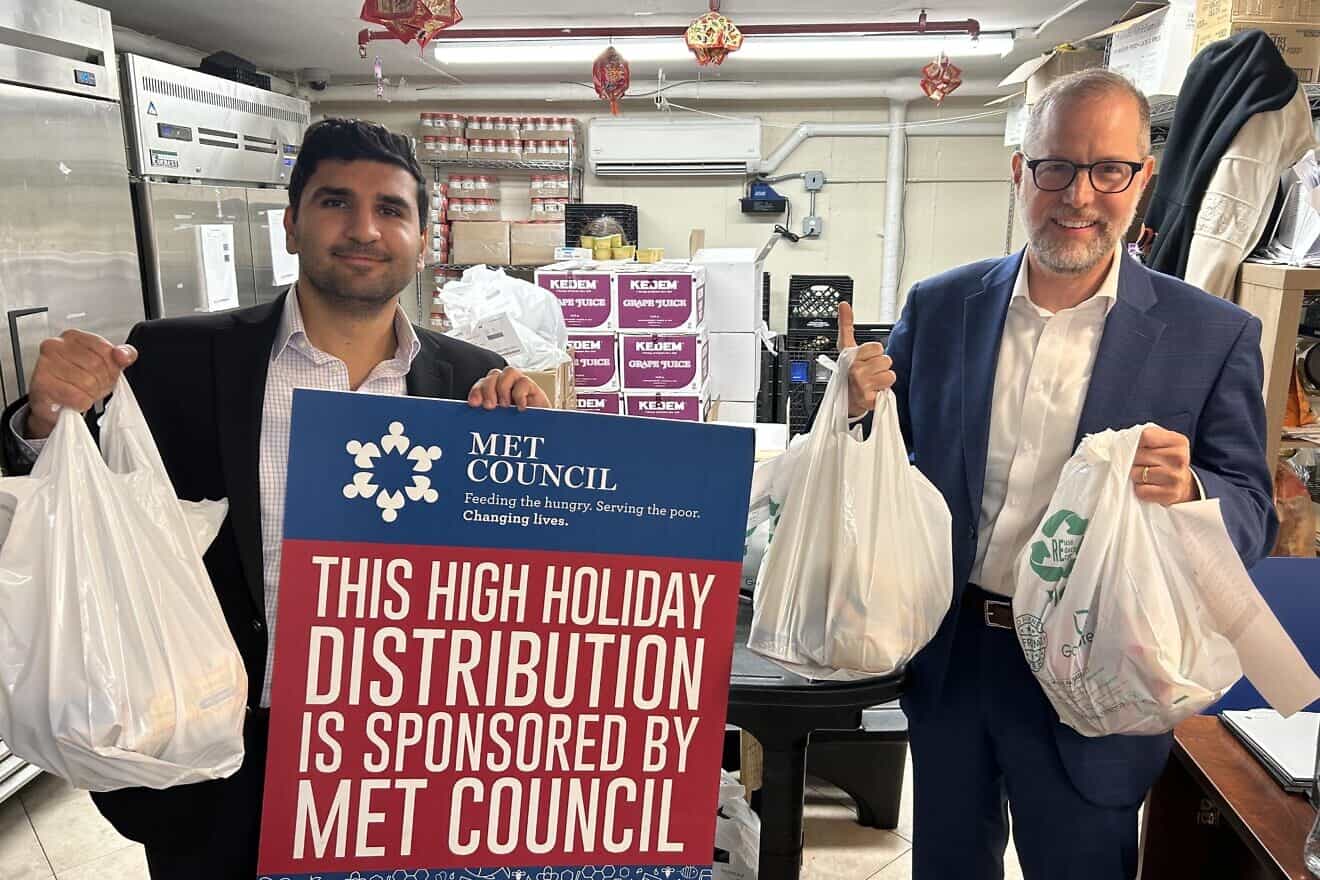 Manhattan Borough President Mark Levine (right) helps package food donations ahead of the High Holiday season for the Met Council at a United Jewish Council of the East Side (UJCES) food pantry, September 2025. Credit: Courtesy of the Met Council.